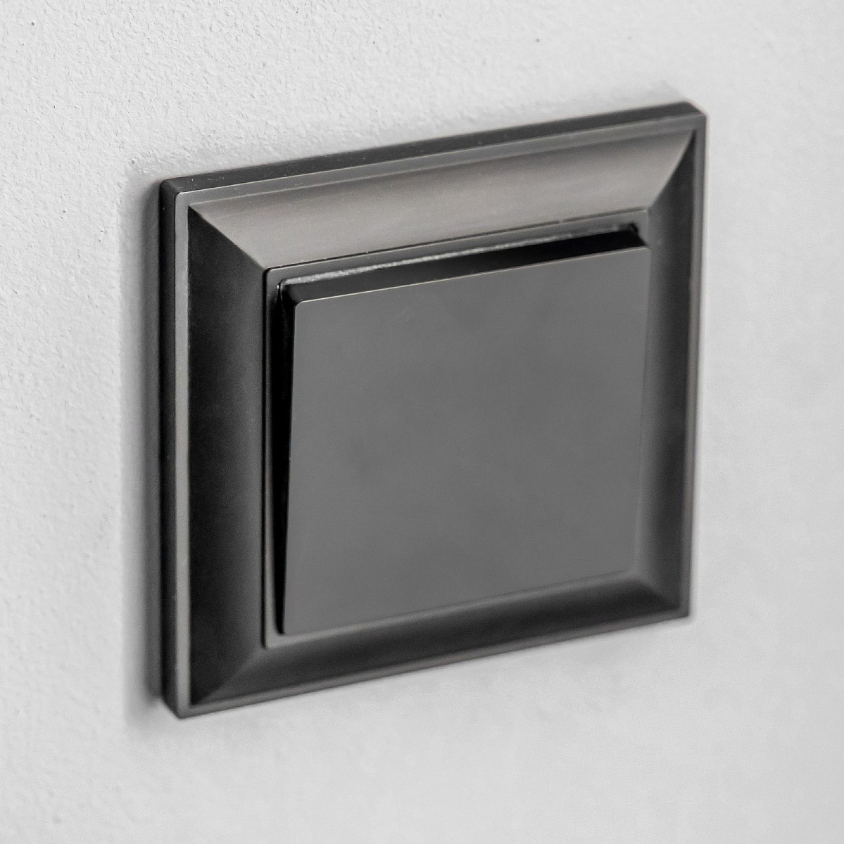 Выключатель одноклавишный проходной черный матовый W1112008